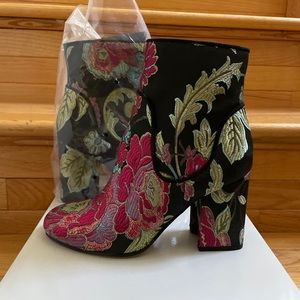 NIB MARC FISHER Gorgeous Black Embroidered Block Heels Boots Size 7 M
